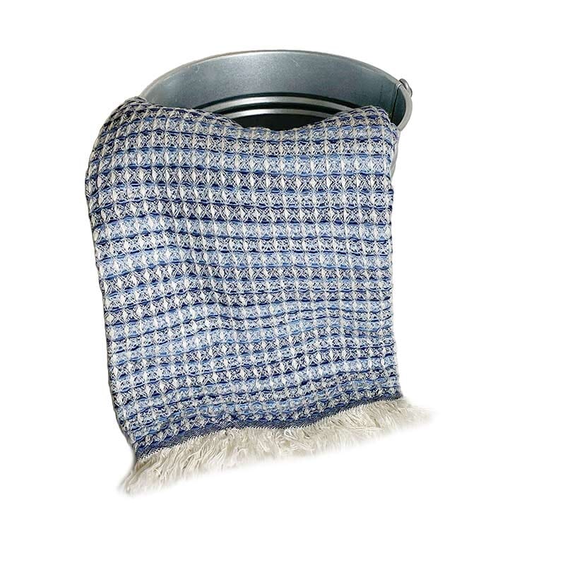 Saunatonttu by Kaurilan saunan Liisin Hamam-vohvelipyyhe sävyssä Sininen, jossa päissä vaaleat kevyet hapsut.