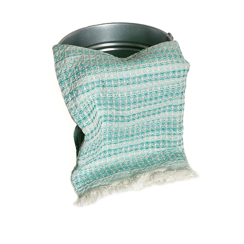 Saunatonttu by Kaurilan saunan Liisin Hamam-vohvelipyyhe sävyssä Turkoosi, jossa päissä vaaleat kevyet hapsut.