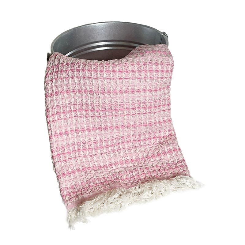 Saunatonttu by Kaurilan saunan Liisin Hamam-vohvelipyyhe sävyssä Vaaleanpunainen, jossa päissä vaaleat kevyet hapsut.