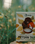 Solan Metsän Taika -saippua pahkan päällä niityn laidalla.