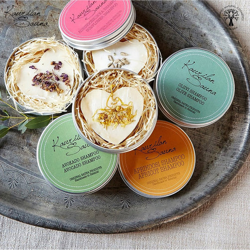 Kaurilan saunan palashampoita metallirasioissaan hoipeisessa tarjottimella.