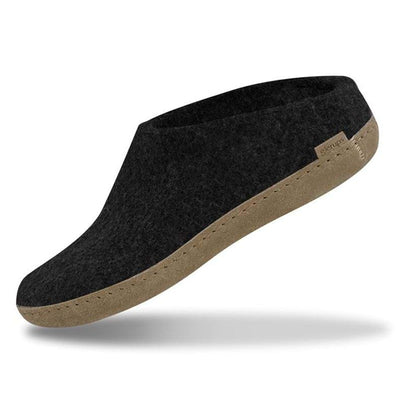 Glerupsin musta avokantainen huopatossu hiekanvärisellä nahkapohjalla.