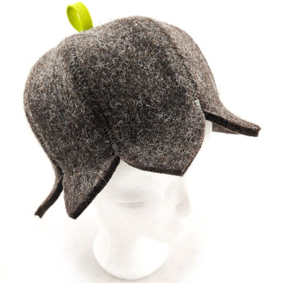 Huopatehdas J. Alhon Karhunvatukka-värinen Marja-saunahattu, jossa hauska kirkkaanvihreä tupsu/lenkki, josta hatun voi ripustaa kuivumaan.