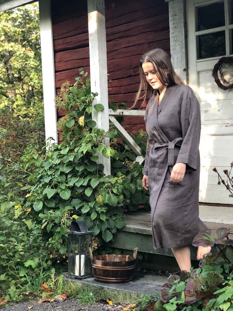 Saunatonttu Mailin Pellavakylpytakki kahvi Bathrobe Saunatonttu by Kaurilan Sauna 