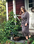 Saunatonttu Mailin Pellavakylpytakki kahvi Bathrobe Saunatonttu by Kaurilan Sauna 