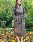 Saunatonttu Mailin Pellavakylpytakki kahvi Bathrobe Saunatonttu by Kaurilan Sauna 