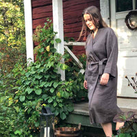 Saunatonttu Mailin Pellavakylpytakki Karpalo Bathrobe Saunatonttu by Kaurilan Sauna 