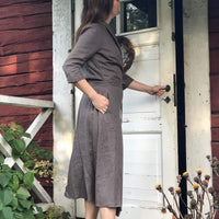 Saunatonttu Saaran Pellava-aamutakki kahvi Bathrobe Saunatonttu by Kaurilan Sauna 