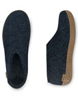 Glerupsin siniset shoe-malliset ja nahkapohjaiset huopatossut valkealla taustalla.