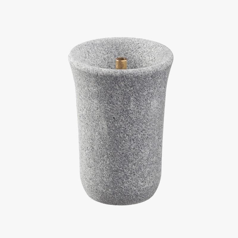 Hukka design Sisukas-saunasuihkulähde harmaasta vuolukivestä.