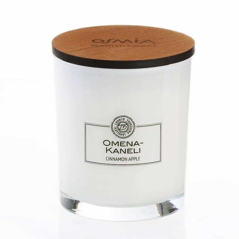 Osmia Omena-kaneli -tuoksukynttilä 150 g valkoisessa lasisessa purkissa, jossa kaunis puinen kansi.