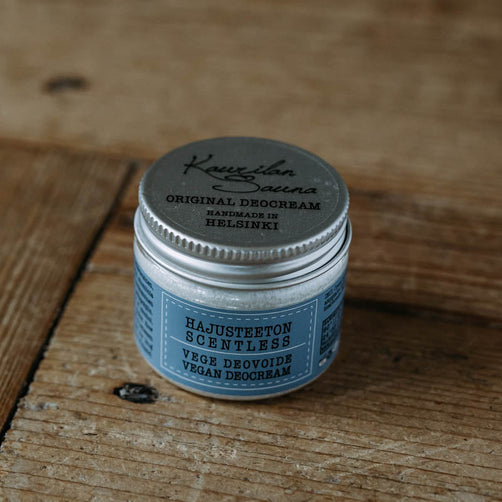 Kaurilan Saunan vegaaninen hajusteeton deovoide puisella pöydällä.