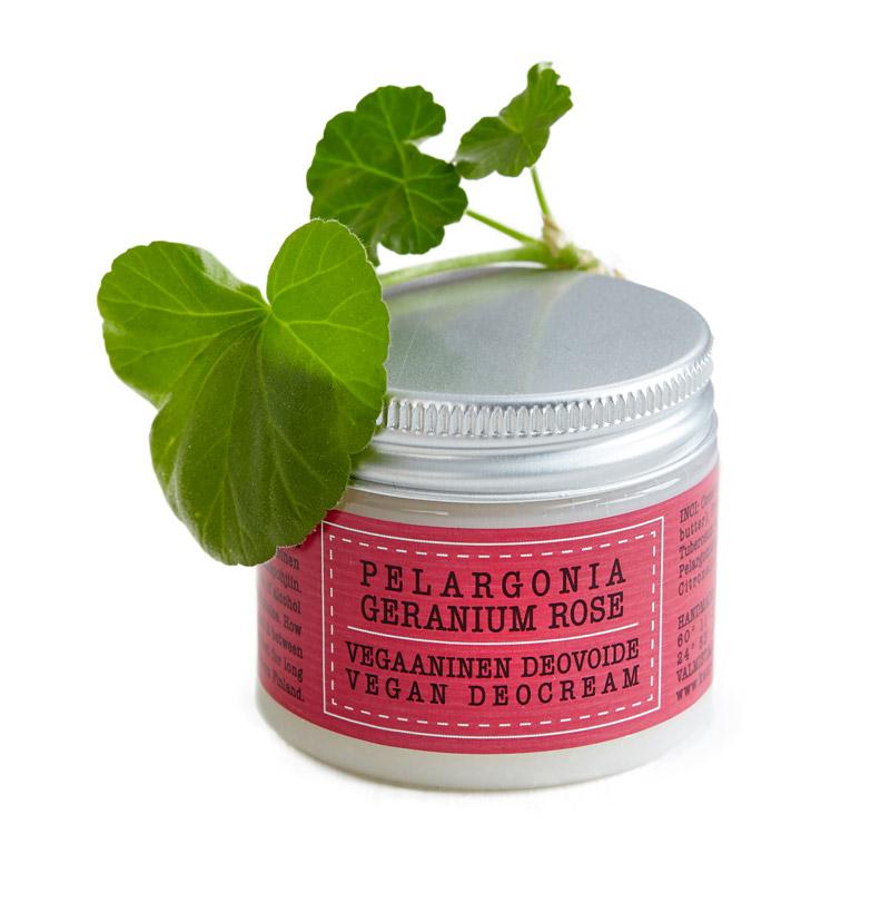 Kaurilan Saunan vegaaninen pelargonialta tuoksuva deovoide kierrekorkillisessa muovipurkissa, jossa on pinkki etiketti.